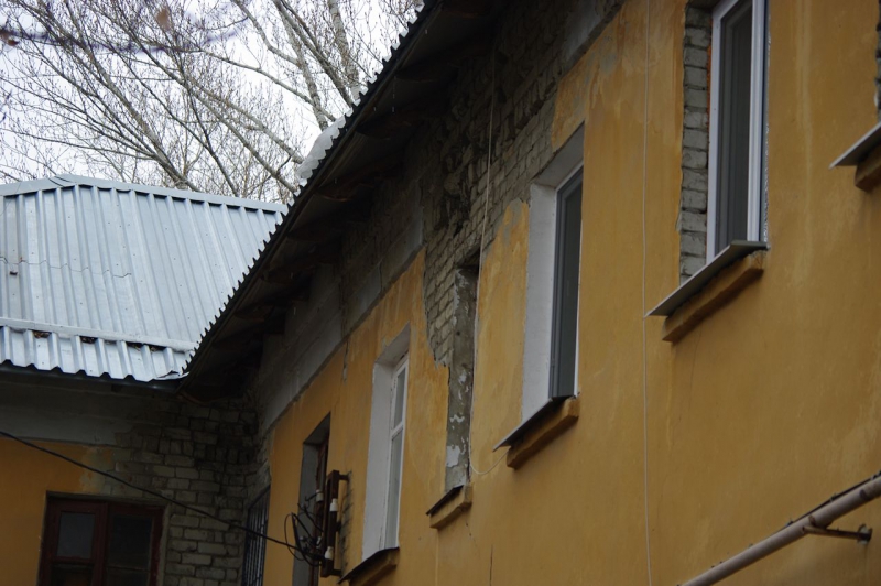 На Брянской дыру в стене двухэтажки заткнули тряпкой