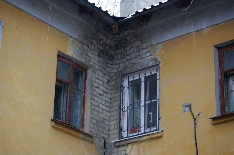 На Брянской дыру в стене двухэтажки заткнули тряпкой