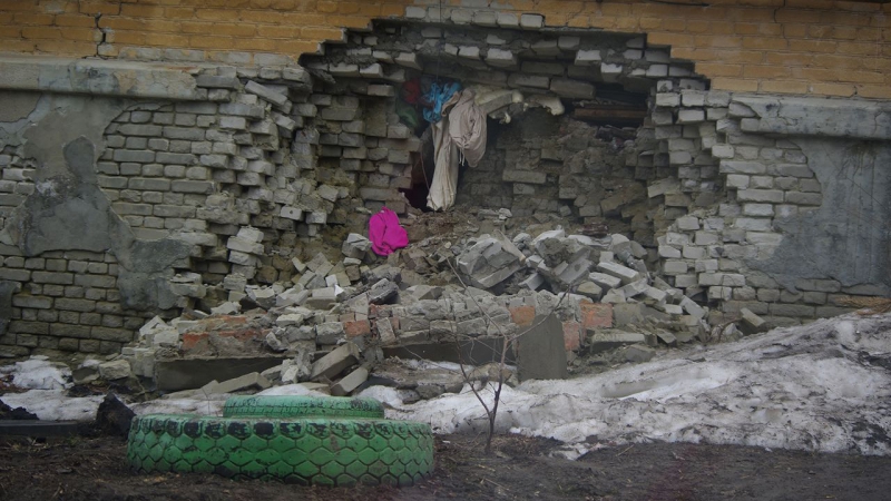 На Брянской дыру в стене двухэтажки заткнули тряпкой