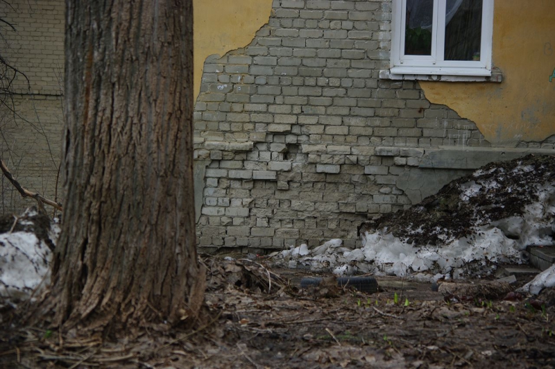 На Брянской дыру в стене двухэтажки заткнули тряпкой