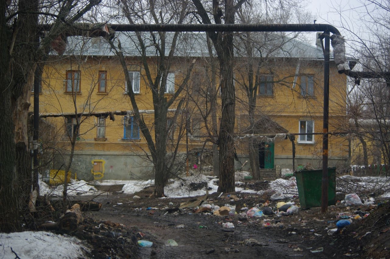 На Брянской дыру в стене двухэтажки заткнули тряпкой