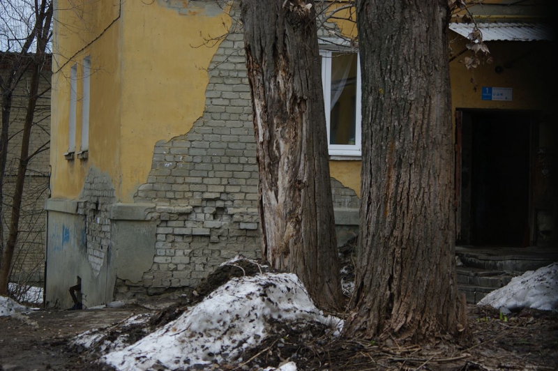 На Брянской дыру в стене двухэтажки заткнули тряпкой