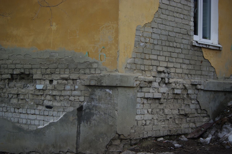 На Брянской дыру в стене двухэтажки заткнули тряпкой