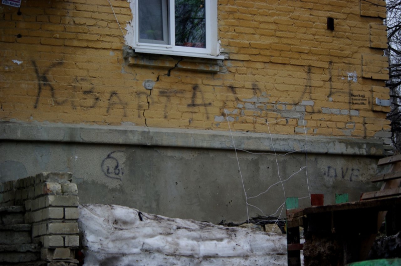 На Брянской дыру в стене двухэтажки заткнули тряпкой