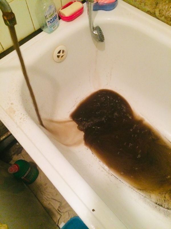 В Марксе возмущены грязной «кока-колой» в кранах вместо питьевой воды