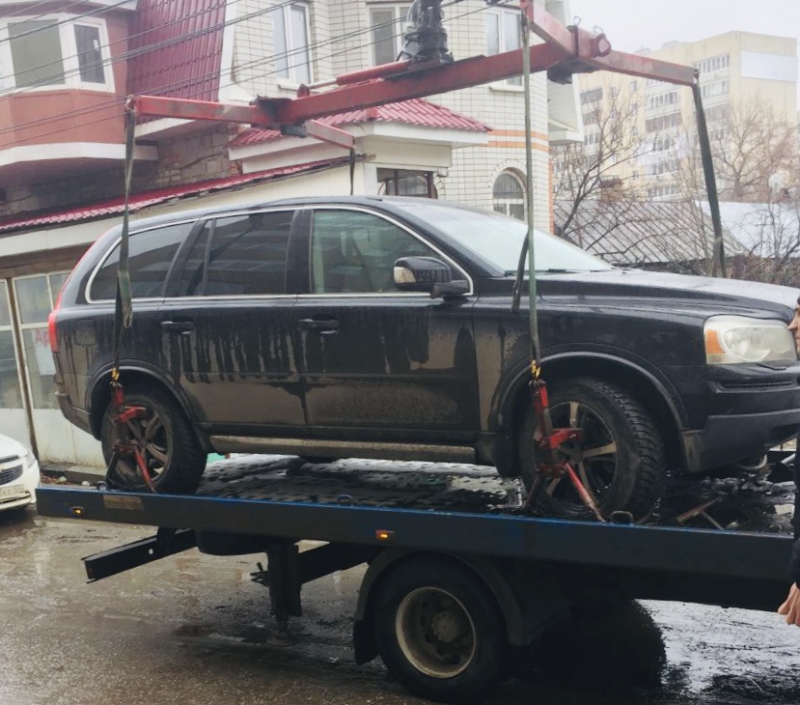 У саратовца возле кафе отобрали «Вольво» за долг в 35 миллионов