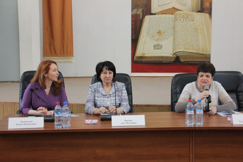 Саратовские общественники и депутаты сделали зарядку в областной библиотеке