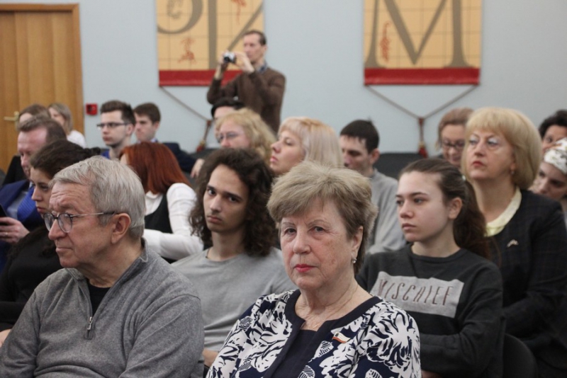Саратовские общественники и депутаты сделали зарядку в областной библиотеке