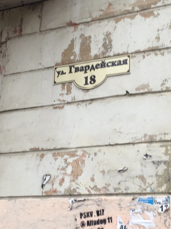 С саратовской трехэтажки на тротуар падают куски фасада