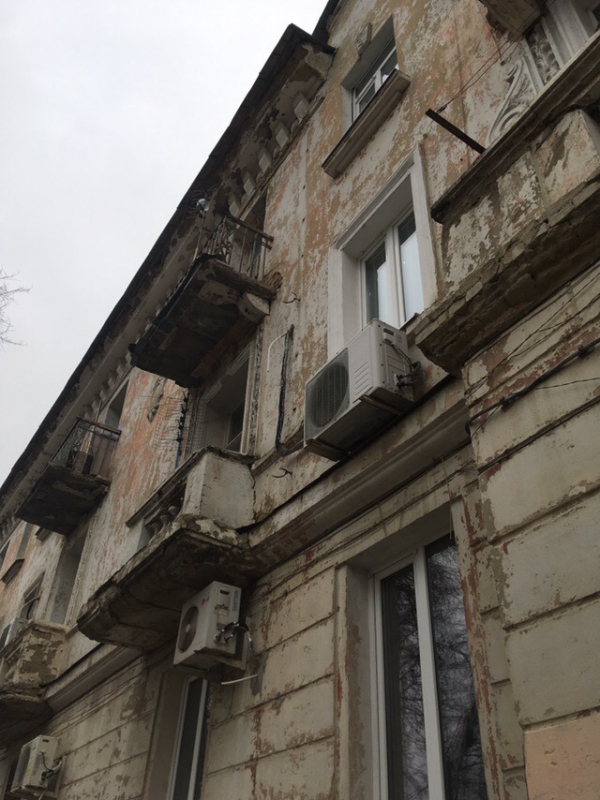 С саратовской трехэтажки на тротуар падают куски фасада