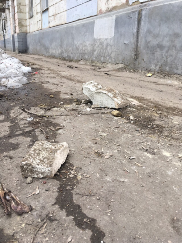 С саратовской трехэтажки на тротуар падают куски фасада