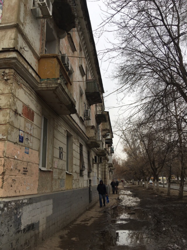 С саратовской трехэтажки на тротуар падают куски фасада