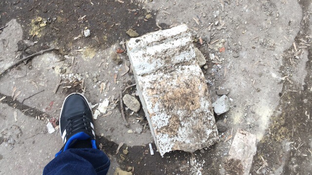 С саратовской трехэтажки на тротуар падают куски фасада