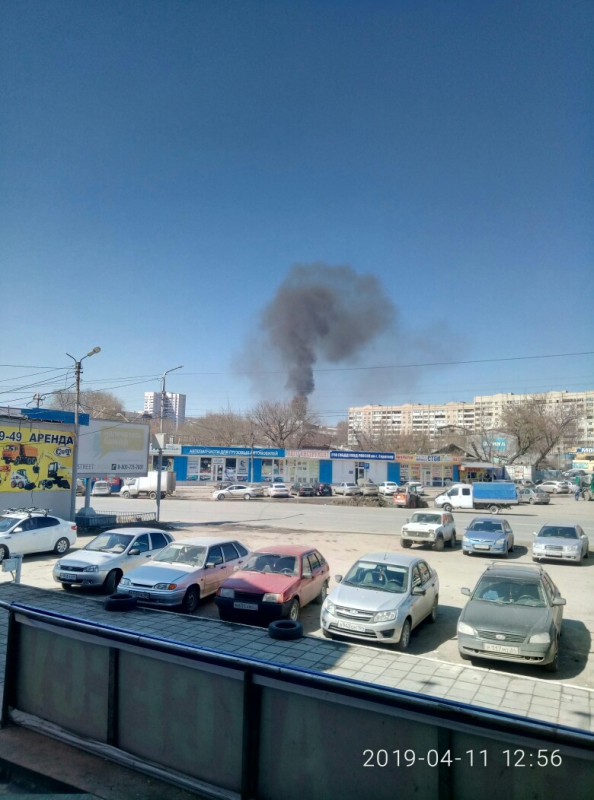 Пожарные тушат жилой дом и постройки на улице Южной