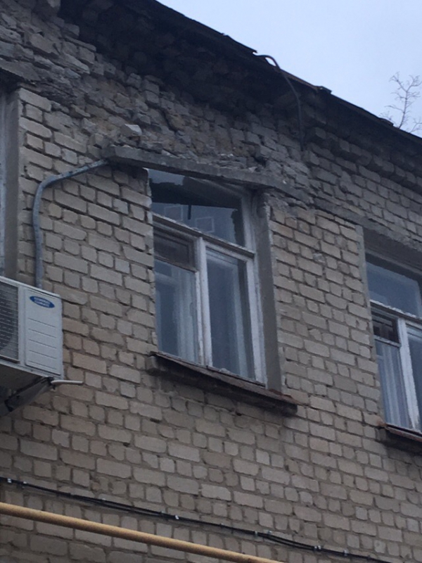 На 2-й Дачной балка из-под крыши двухэтажки опасно нависла над тротуаром