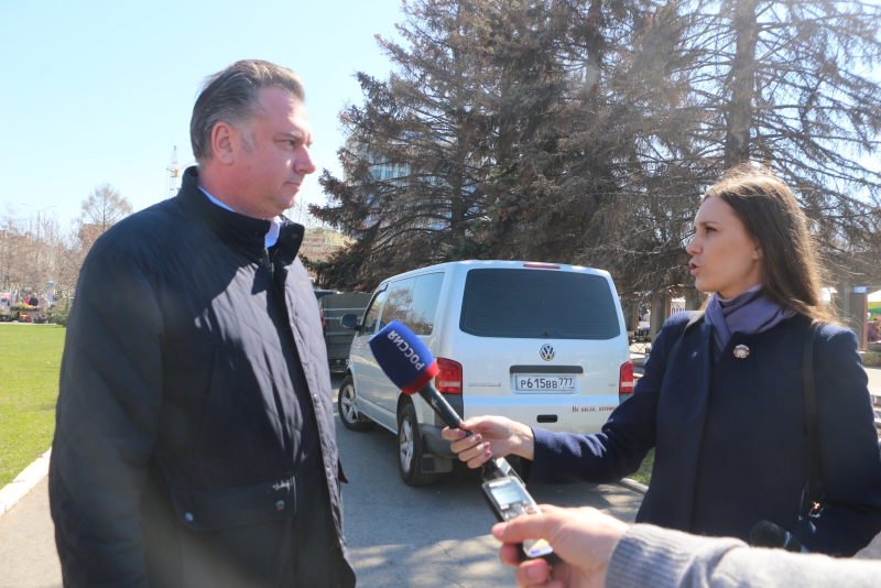 На Театральной площади вырубят 50-летние голубые ели и заменят молодыми