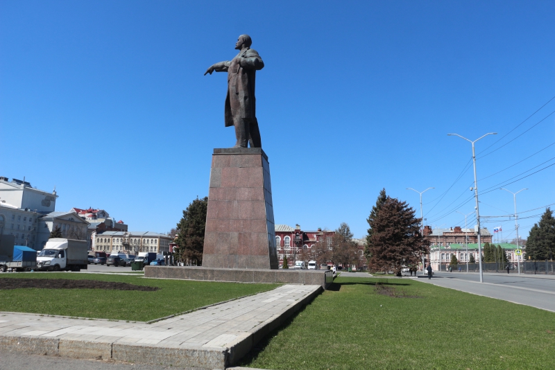 На Театральной площади вырубят 50-летние голубые ели и заменят молодыми