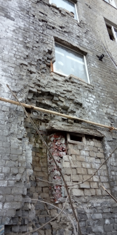 В Заводском районе разваливается прогнивший с 1 по 5 этаж дом