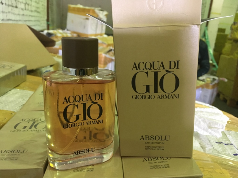 В Озинском районе у перевозчика изъяли подделки под «Шанель», «Хьюго Босс» и «Версаче»