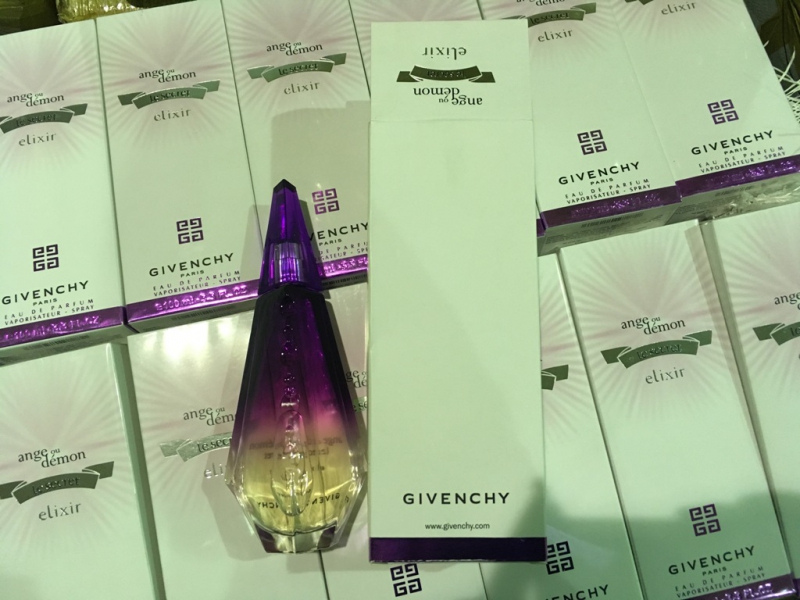 В Озинском районе у перевозчика изъяли подделки под «Шанель», «Хьюго Босс» и «Версаче»