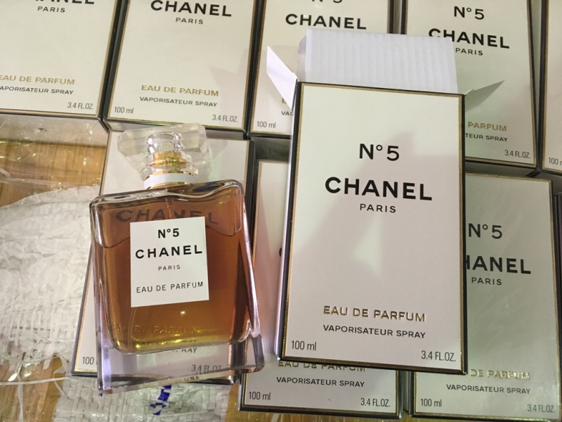 В Озинском районе у перевозчика изъяли подделки под «Шанель», «Хьюго Босс» и «Версаче»