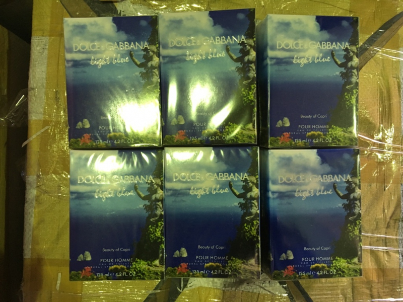 В Озинском районе у перевозчика изъяли подделки под «Шанель», «Хьюго Босс» и «Версаче»