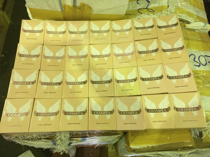 В Озинском районе у перевозчика изъяли подделки под «Шанель», «Хьюго Босс» и «Версаче»