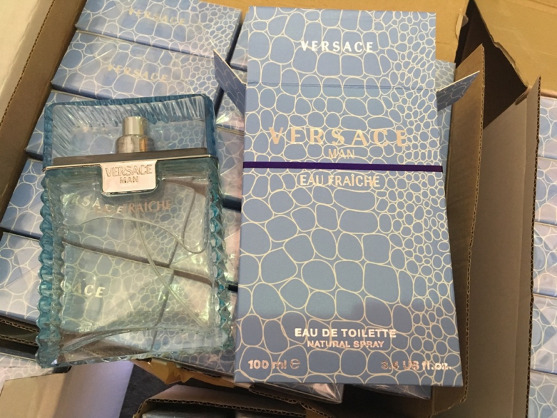 В Озинском районе у перевозчика изъяли подделки под «Шанель», «Хьюго Босс» и «Версаче»