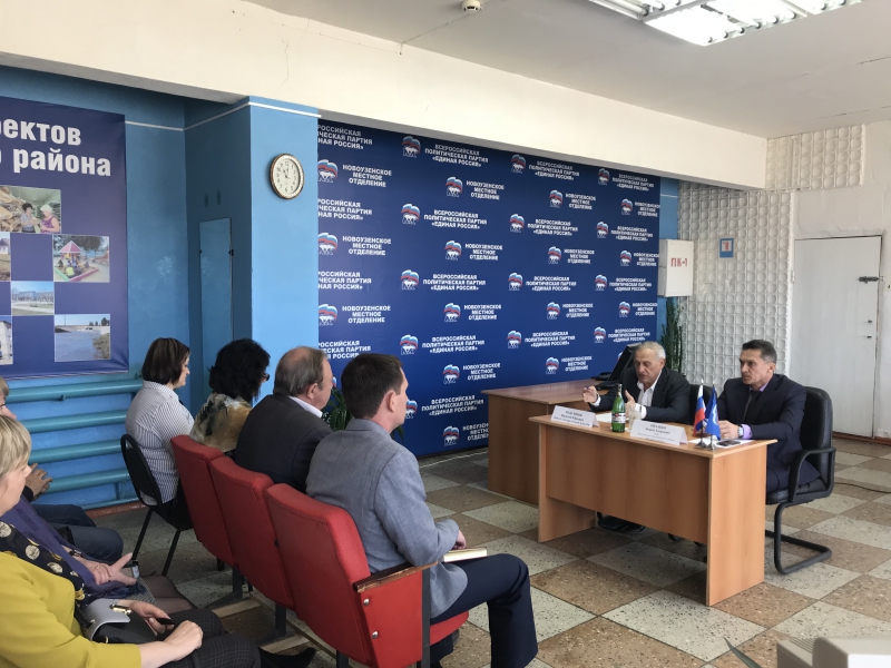 Василий Максимов обсудил с саратовской общественностью проблему привлечения медиков в районы