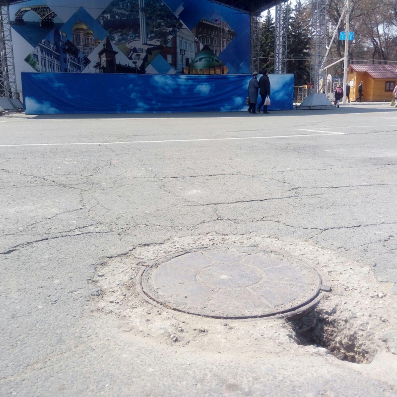 На Театральной площади образовался провал