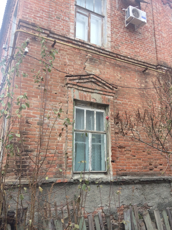 В Саратове жильцы дома-памятника пожаловались на падающие с потолка камни