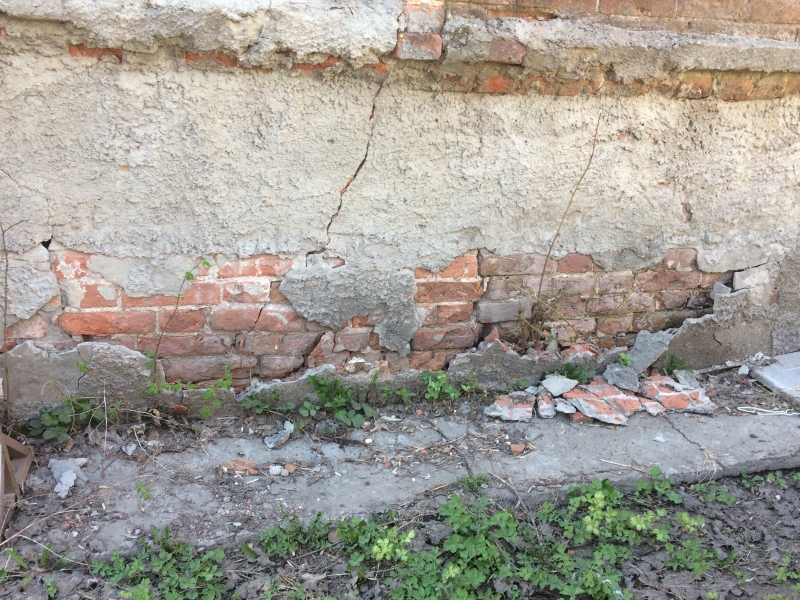 В Саратове жильцы дома-памятника пожаловались на падающие с потолка камни