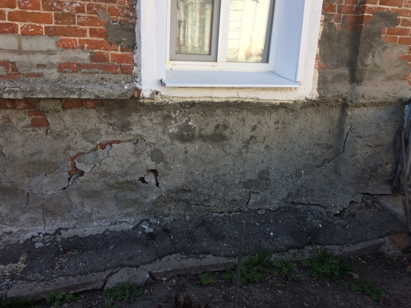 В Саратове жильцы дома-памятника пожаловались на падающие с потолка камни