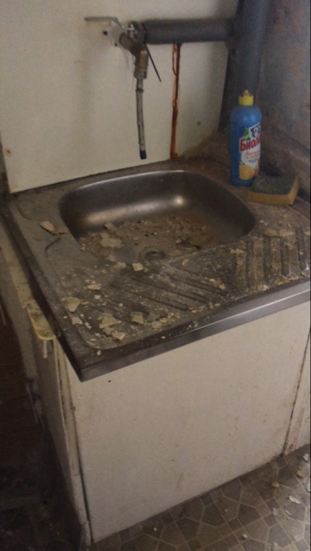 В Саратове жильцы дома-памятника пожаловались на падающие с потолка камни