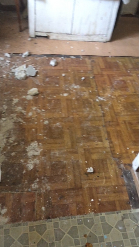 В Саратове жильцы дома-памятника пожаловались на падающие с потолка камни