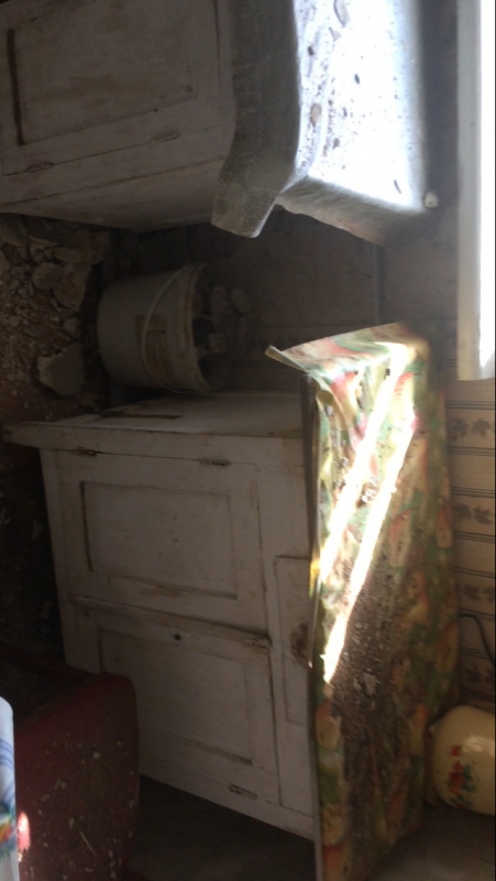 В Саратове жильцы дома-памятника пожаловались на падающие с потолка камни