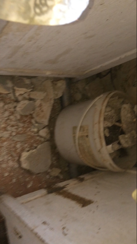 В Саратове жильцы дома-памятника пожаловались на падающие с потолка камни