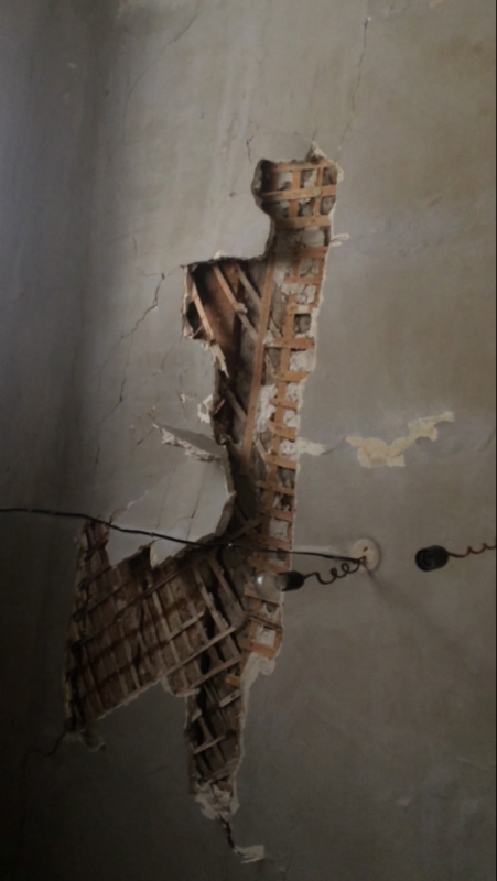 В Саратове жильцы дома-памятника пожаловались на падающие с потолка камни