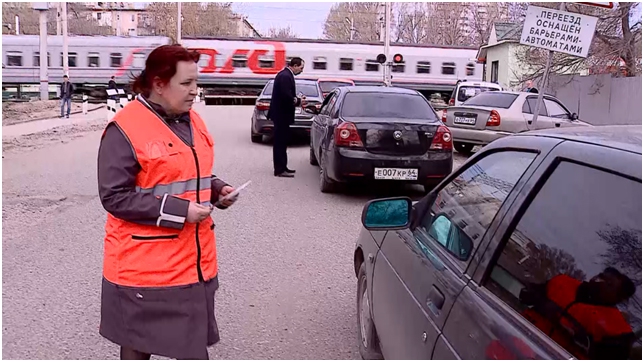 Железнодорожники напомнили водителям правила проезда через железнодорожные переезды в Саратове