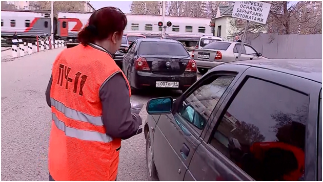 Железнодорожники напомнили водителям правила проезда через железнодорожные переезды в Саратове