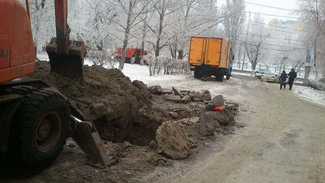 Асфальт у гастронома раскапывают каждую зиму