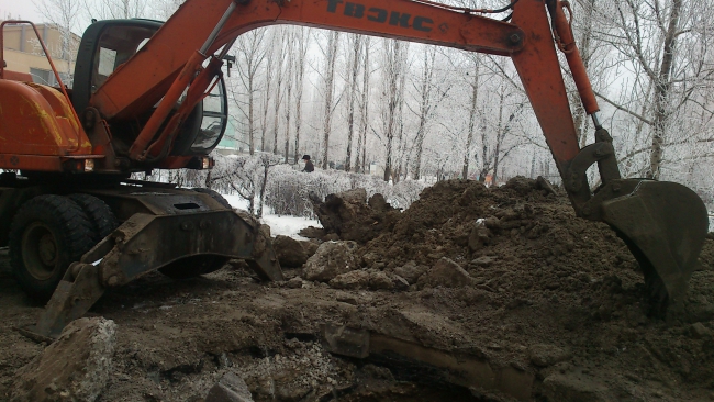 Асфальт у гастронома раскапывают каждую зиму