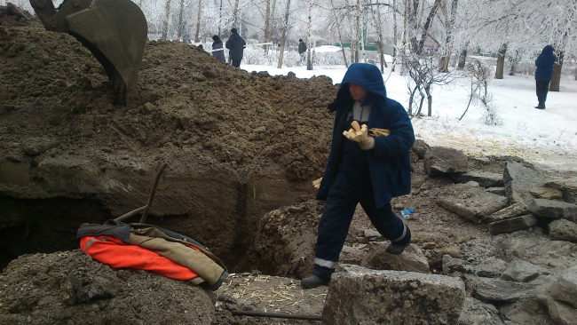 Асфальт у гастронома раскапывают каждую зиму