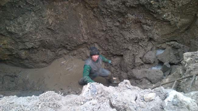 Асфальт у гастронома раскапывают каждую зиму