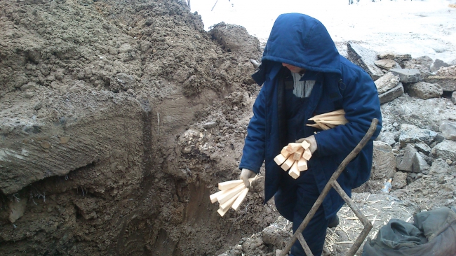 Асфальт у гастронома раскапывают каждую зиму