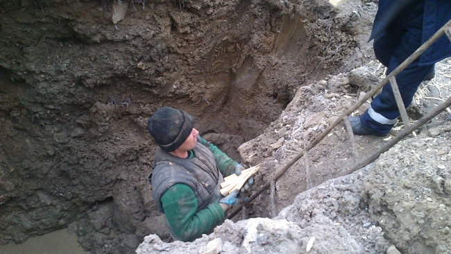 Асфальт у гастронома раскапывают каждую зиму