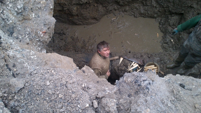 Асфальт у гастронома раскапывают каждую зиму