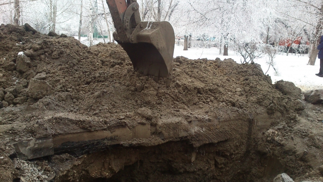 Асфальт у гастронома раскапывают каждую зиму