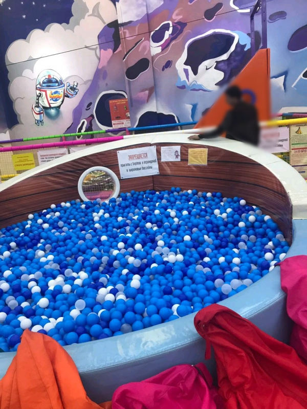 В «Хэппи Молле» девочка сломала ногу из-за шариков в «бассейне». Возбуждено дело