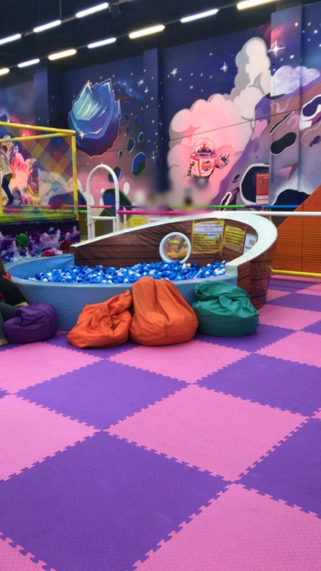 В «Хэппи Молле» девочка сломала ногу из-за шариков в «бассейне». Возбуждено дело